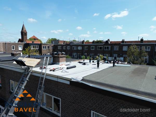 Dakdekkers aan het werk op plat dak in Bavel Dakdekkers aan het werk op plat dak in Bavel
