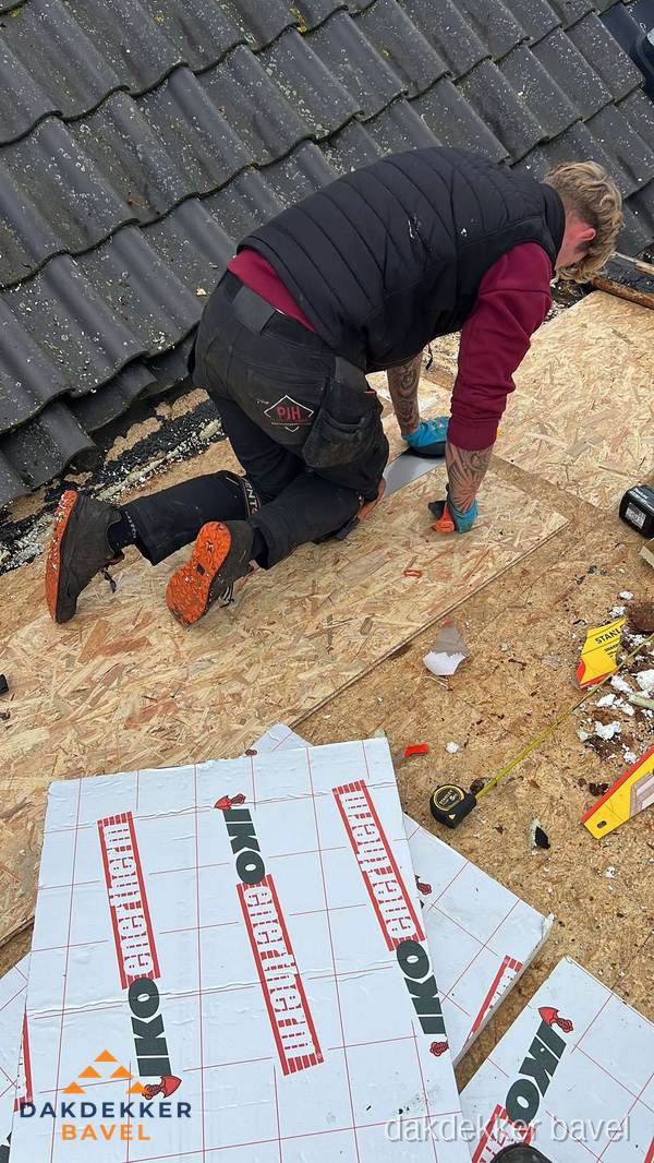 Dakdekker plaatst PIR-isolatieplaten op plat dak in Bavel Dakdekker plaatst PIR-isolatieplaten op plat dak in Bavel