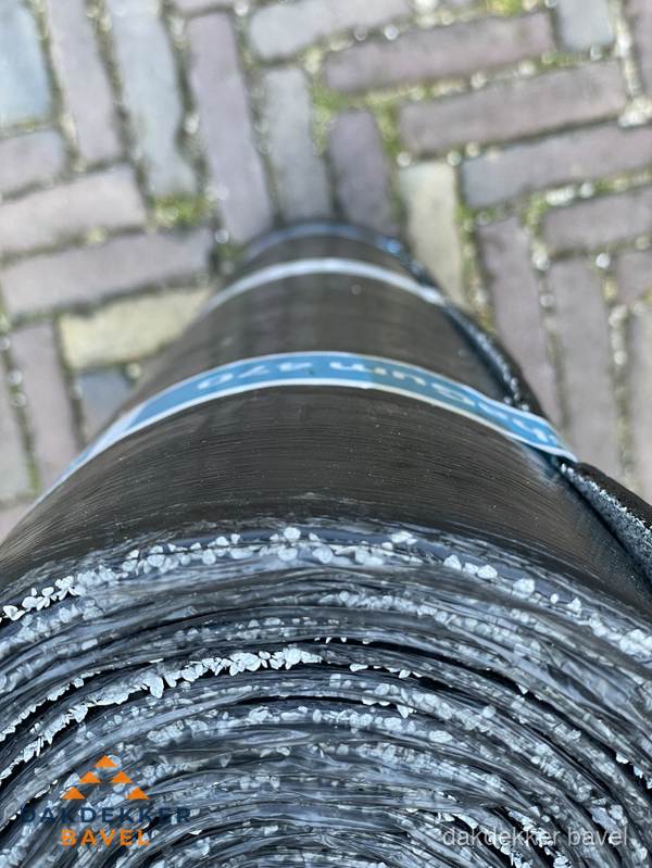Rol bitumen dakleer met leislag voor plat dak in Bavel Rol bitumen dakleer met leislag voor plat dak in Bavel