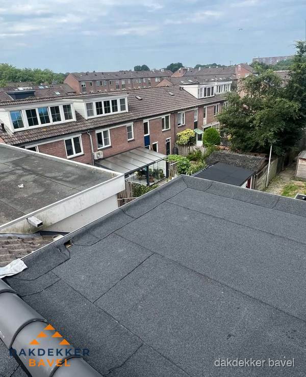 Vernieuwd plat dak met bitumen in woonwijk in Bavel Vernieuwd plat dak met bitumen in woonwijk in Bavel