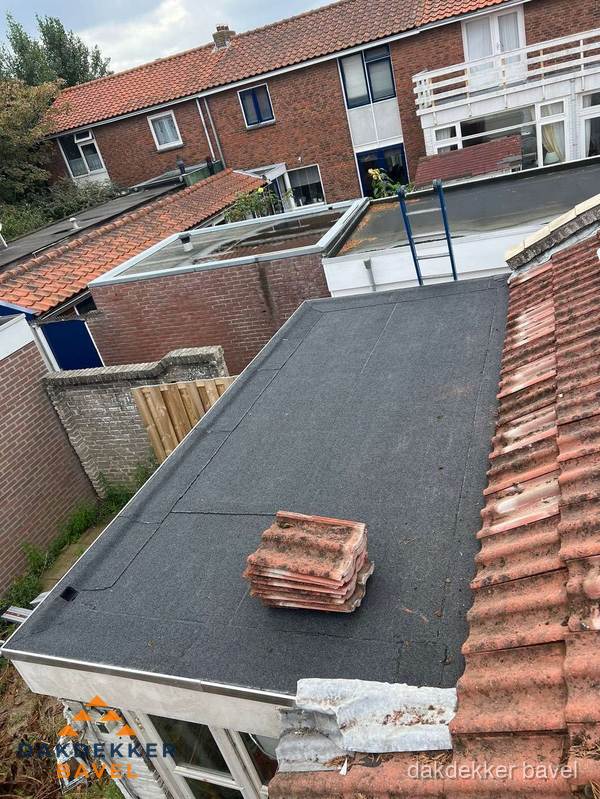 Aanbouw plat dak met reservepannen voor dakpannen vervangen in Bavel Aanbouw plat dak met reservepannen voor dakpannen vervangen in Bavel