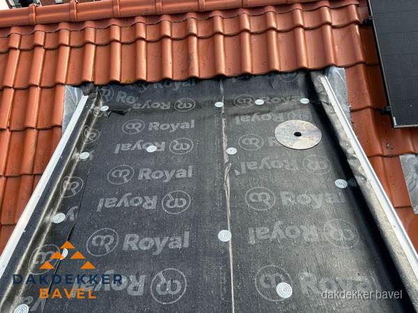 Nieuw dak met dakpannen en Royal onderlaag bij woning in Bavel Nieuw dak met dakpannen en Royal onderlaag bij woning in Bavel
