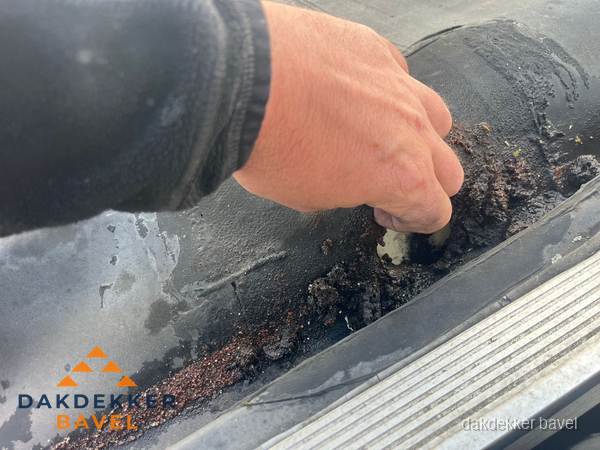 Schade aan bitumen dakbedekking op plat dak in Bavel Schade aan bitumen dakbedekking op plat dak in Bavel