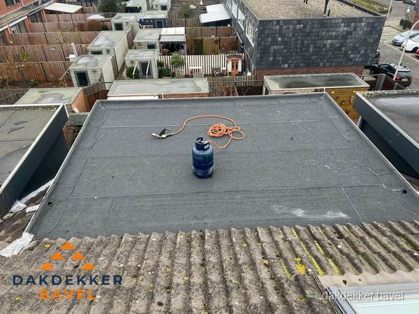 Dakreparatie plat dak met bitumen in Bavel