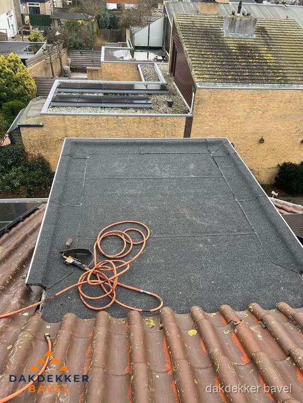 Reparatie aansluiting plat dak en schuin dak in Bavel