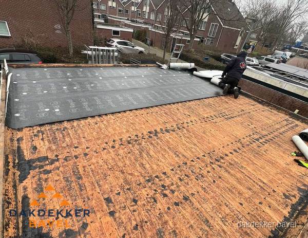 Dakdekker legt onderlaag op plat dak met houten constructie in Bavel Dakdekker legt onderlaag op plat dak met houten constructie in Bavel