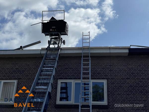 Ladderlift en ladder bij woning voor dakinspectie in Bavel