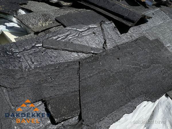 Verwijderd oud bitumen dakleer klaar voor vervanging in Bavel Verwijderd oud bitumen dakleer klaar voor vervanging in Bavel