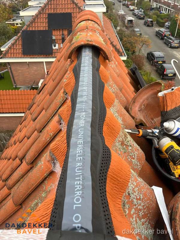 Dakdekker vervangt nokvorst met ruiterrol op pannendak in Bavel Dakdekker vervangt nokvorst met ruiterrol op pannendak in Bavel