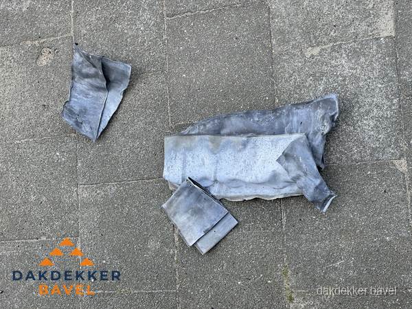 Oude verwijderde loodslabben na vervanging in Bavel
