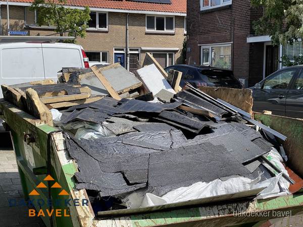 Afvalcontainer met gesloopt dakmateriaal tijdens dakkapel renovatie in Bavel Afvalcontainer met gesloopt dakmateriaal tijdens dakkapel renovatie in Bavel