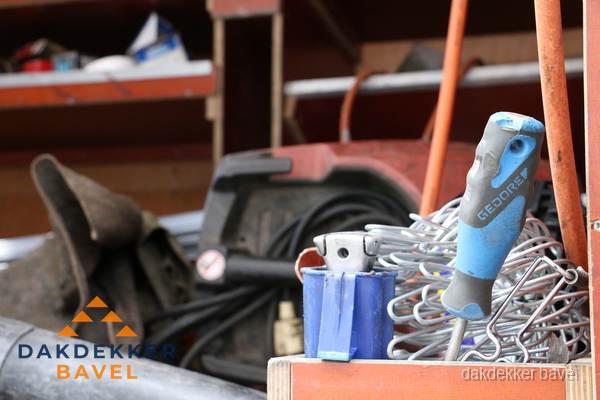 Professioneel gereedschap van dakdekker in Bavel