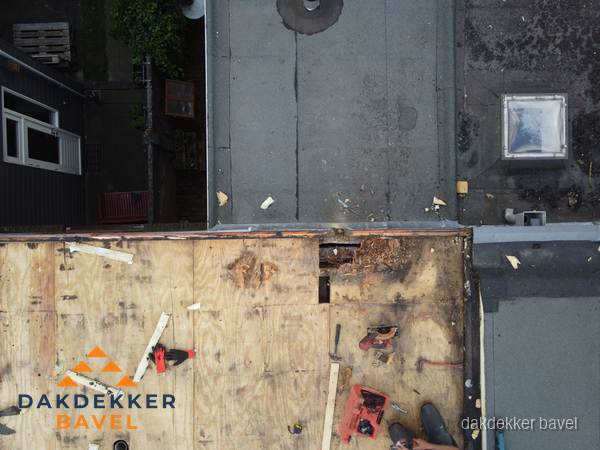 Dakschade en renovatie plat dak vanuit de lucht in Bavel