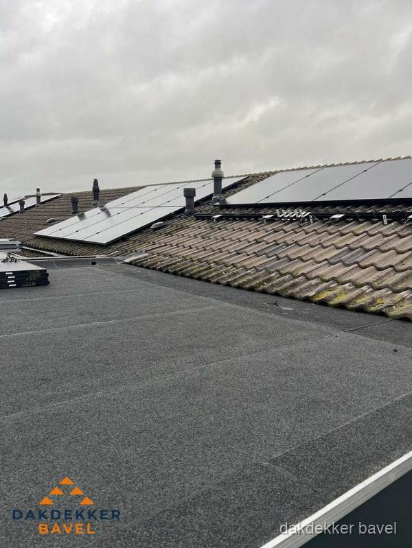 Bitumen dakbedekking op plat dak met aansluitend pannendak en zonnepanelen in Bavel Bitumen dakbedekking op plat dak met aansluitend pannendak en zonnepanelen in Bavel