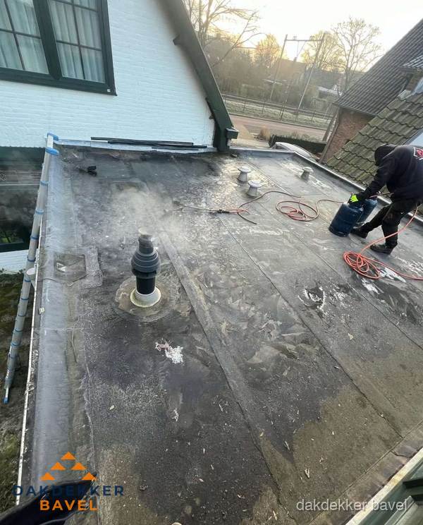 Dakdekker verhelpt daklekkage op plat dak in Bavel