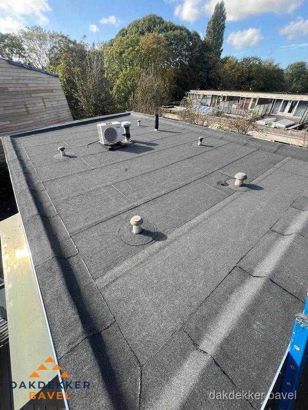 Kosten dakdekker: afgewerkt plat bedrijfsdak met bitumen in Bavel Kosten dakdekker: afgewerkt plat bedrijfsdak met bitumen in Bavel