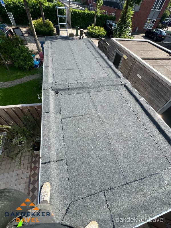 Bitumen plat dak rijtjeswoning vanuit dakdekker perspectief in Bavel