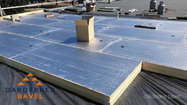 PIR isolatieplaten worden gelegd op plat dak voor dakisolatie in Bavel PIR isolatieplaten worden gelegd op plat dak voor dakisolatie in Bavel