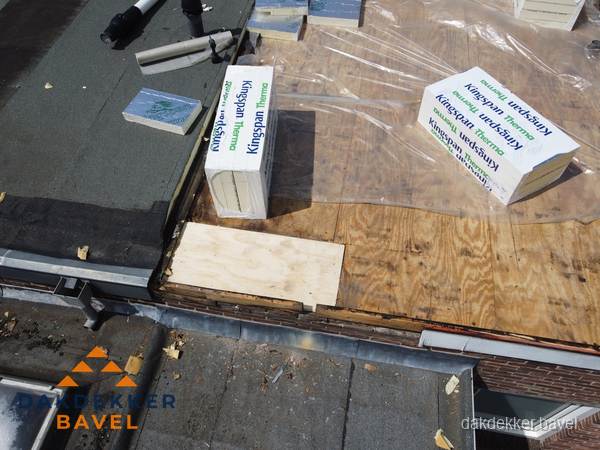 Plat dak isolatie met Kingspan isolatieplaten tijdens renovatie in Bavel Plat dak isolatie met Kingspan isolatieplaten tijdens renovatie in Bavel