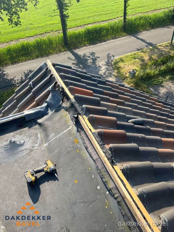Kosten dakgoot vervangen: werkzaamheden aan dakrand in Bavel Kosten dakgoot vervangen: werkzaamheden aan dakrand in Bavel