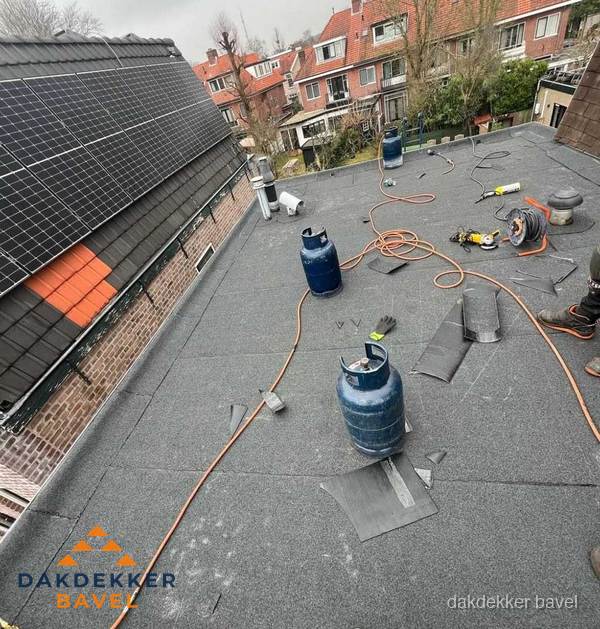 Daklekkage repareren met brandgereedschap op plat dak in Bavel Daklekkage repareren met brandgereedschap op plat dak in Bavel