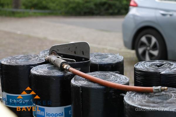 Rollen bitumen dakbedekking EshaGum klaar voor installatie in Bavel
