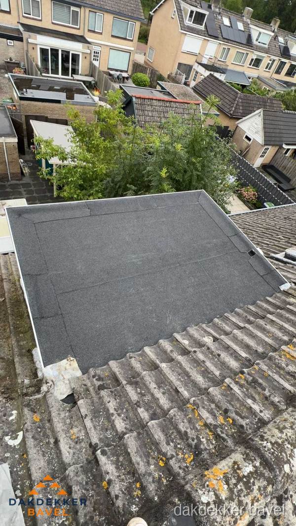 Plat dak aanbouw met bitumen dakbedekking in woonwijk Bavel Plat dak aanbouw met bitumen dakbedekking in woonwijk Bavel