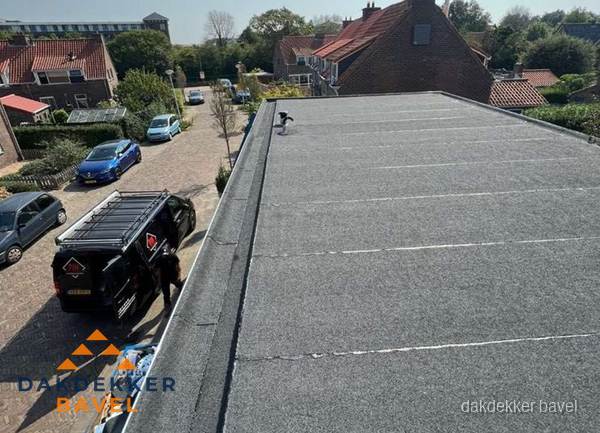 Nieuw bitumen plat dak met uitzicht over woonwijk in Bavel Nieuw bitumen plat dak met uitzicht over woonwijk in Bavel