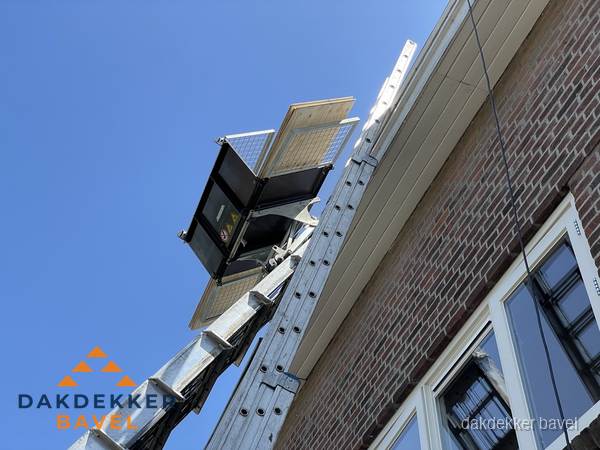 Dakgoot vervangen met dakdekkerslift in Bavel Dakgoot vervangen met dakdekkerslift in Bavel
