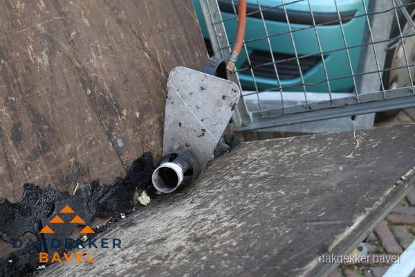 Dakdekkers gasbrander voor bitumen werkzaamheden in Bavel Dakdekkers gasbrander voor bitumen werkzaamheden in Bavel