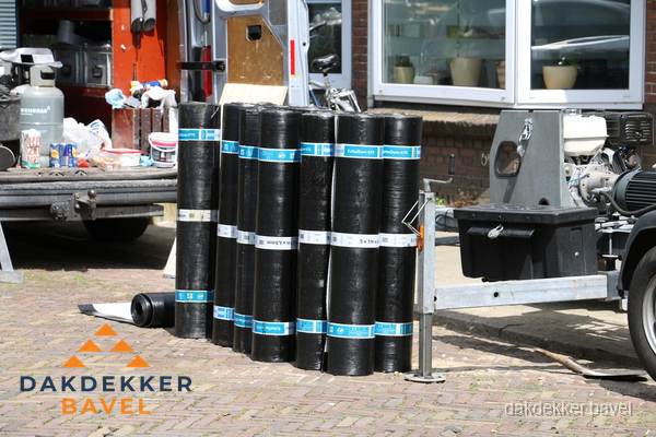 Rollen bitumen dakbedekking klaar voor daklekkage reparatie in Bavel Rollen bitumen dakbedekking klaar voor daklekkage reparatie in Bavel