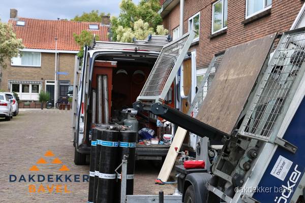Dakdekkersbusje met materiaal en ladderlift voor dakpannen vervangen in Bavel Dakdekkersbusje met materiaal en ladderlift voor dakpannen vervangen in Bavel