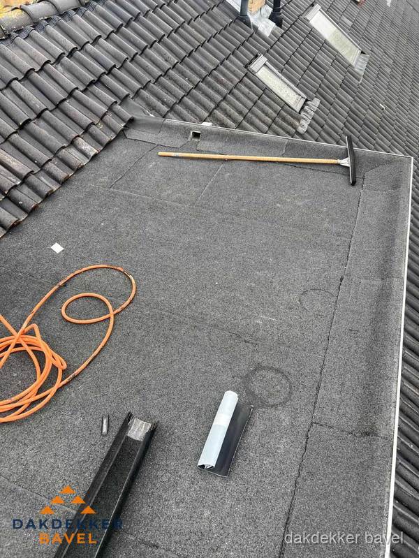 Plat dak reparatie met gereedschap en loodstroken in Bavel Plat dak reparatie met gereedschap en loodstroken in Bavel