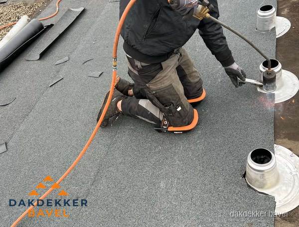 Dakdekker repareert bitumen dakleer bij dakdoorvoer in Bavel Dakdekker repareert bitumen dakleer bij dakdoorvoer in Bavel