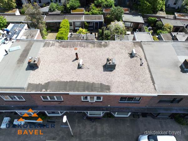 Plat dak met grindballast en dakdoorvoeren in Bavel