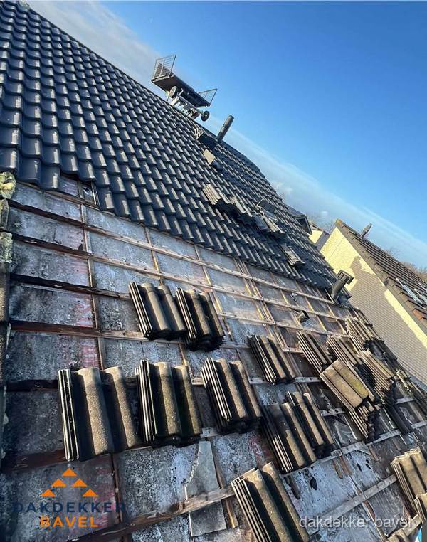 Schuin dak renovatie met nieuwe dakpannen in Bavel Schuin dak renovatie met nieuwe dakpannen in Bavel