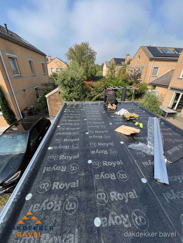 Nieuwe Royal bitumen dakbedekking op plat dak van aanbouw in Bavel Nieuwe Royal bitumen dakbedekking op plat dak van aanbouw in Bavel