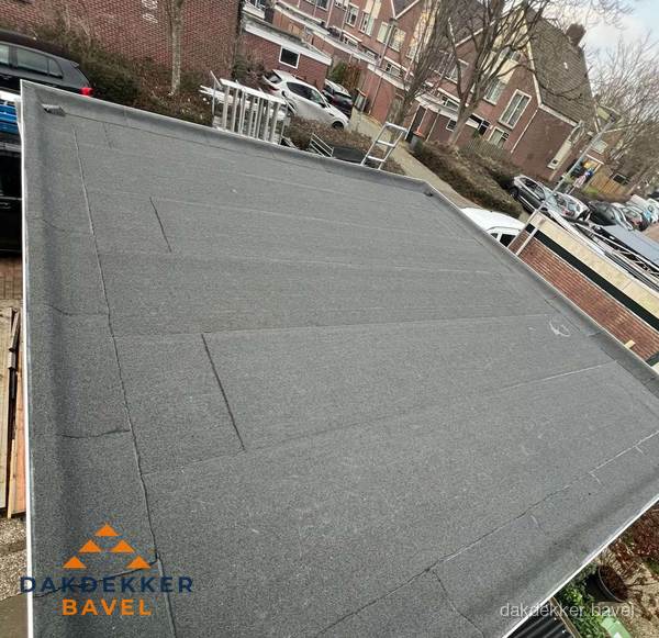 Nieuwe bitumen dakbedekking op plat dak van garage in Bavel Nieuwe bitumen dakbedekking op plat dak van garage in Bavel