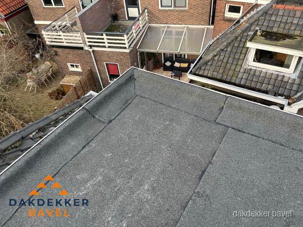 Overzicht plat dak met dakgoot in woonwijk Bavel Overzicht plat dak met dakgoot in woonwijk Bavel