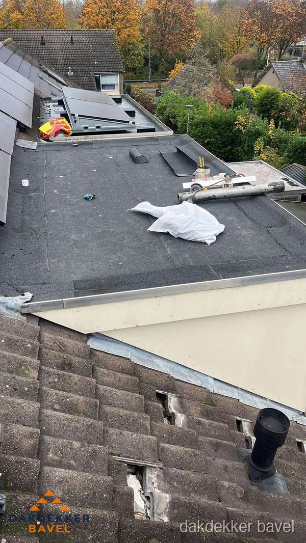 Beschadigde dakbedekking op plat dak voor reparatie in Bavel Beschadigde dakbedekking op plat dak voor reparatie in Bavel