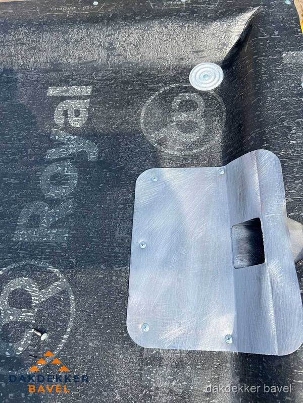 Dakgoot aansluiting op bitumen dak in Bavel