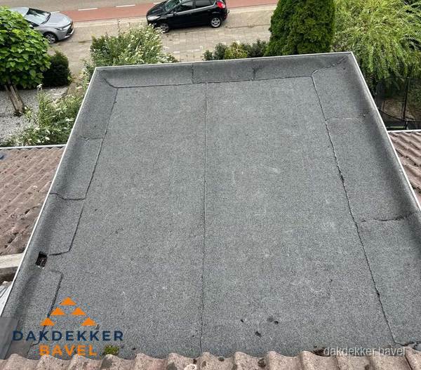 Nieuw aangebrachte bitumen dakbedekking op plat dak in Bavel