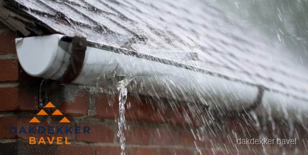 Lekkende dakgoot tijdens regenval in Bavel