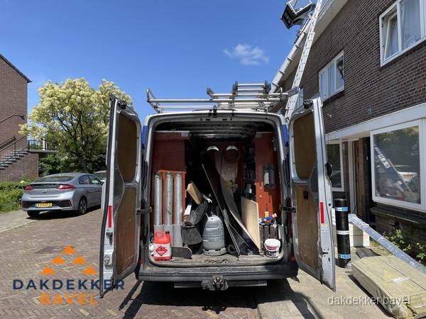 Spoed dakdekker bus met gereedschap en ladder bij woning in Bavel