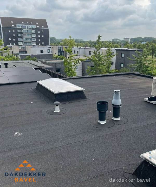 Groot plat dak met lichtkoepel en dakdoorvoeren in Bavel Groot plat dak met lichtkoepel en dakdoorvoeren in Bavel
