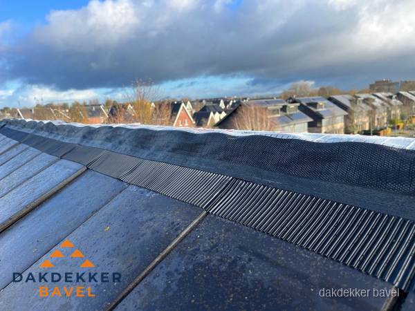 Dakisolatie bij de nok met ventilatieprofiel op schuin dak in Bavel Dakisolatie bij de nok met ventilatieprofiel op schuin dak in Bavel