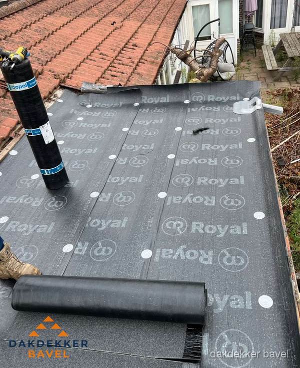 Bitumen dakbedekking leggen op plat dak aanbouw in Bavel Bitumen dakbedekking leggen op plat dak aanbouw in Bavel