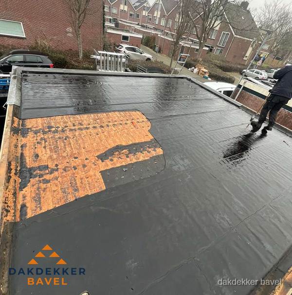 Dakdekker brengt EPDM dakbedekking aan op plat dak in Bavel