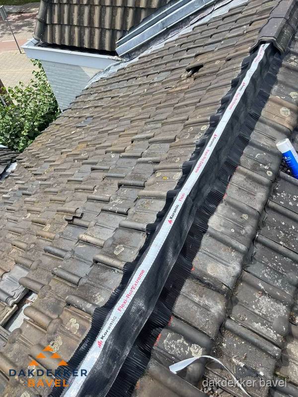 Nokvorst renovatie met Koramic nokrol op schuin pannendak in Bavel Nokvorst renovatie met Koramic nokrol op schuin pannendak in Bavel