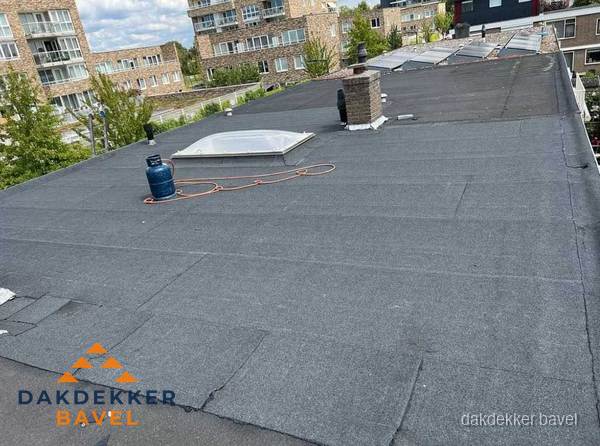 Bitumen dakbedekking op plat dak met lichtkoepel en schoorsteen in Bavel Bitumen dakbedekking op plat dak met lichtkoepel en schoorsteen in Bavel